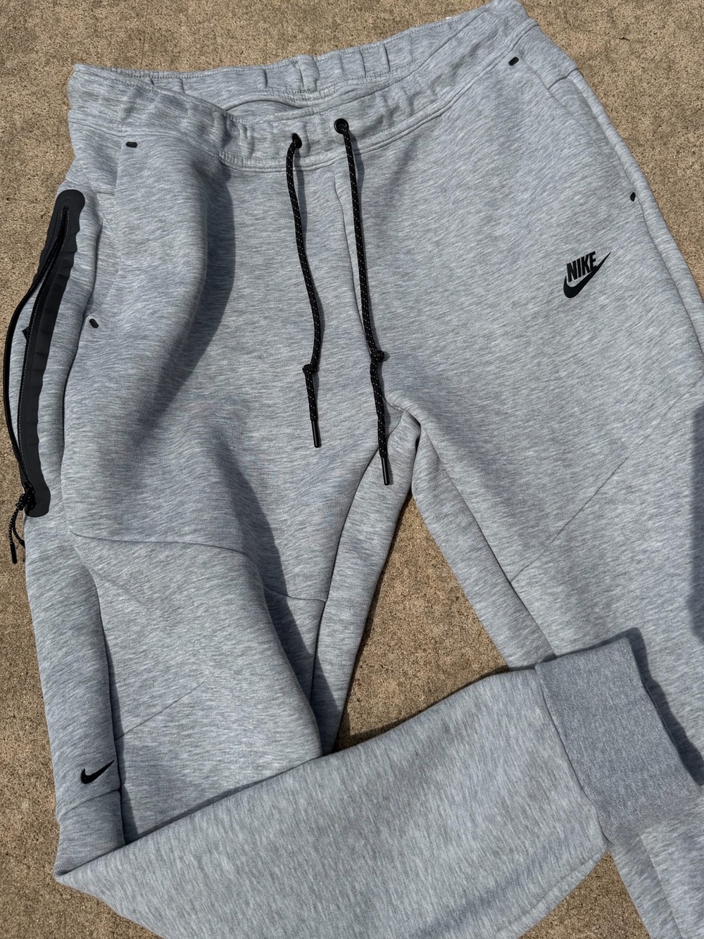 Nike Sportswear Tech fleece Gray Tech Fleece jogger Sweatpants. Men’s large